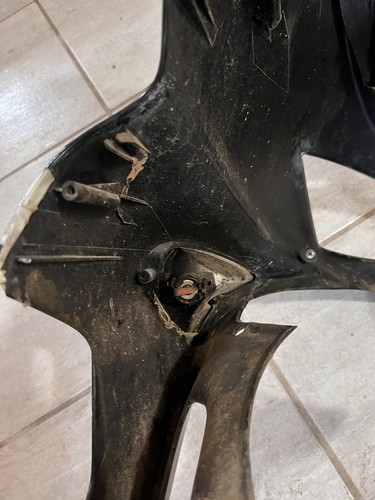 CARENA SCUDO ANTERIORE - 2 ATTACCHI ROTTI APRILIA SR STEALTH RACING 50 1997 2000 - Foto 11 di 13