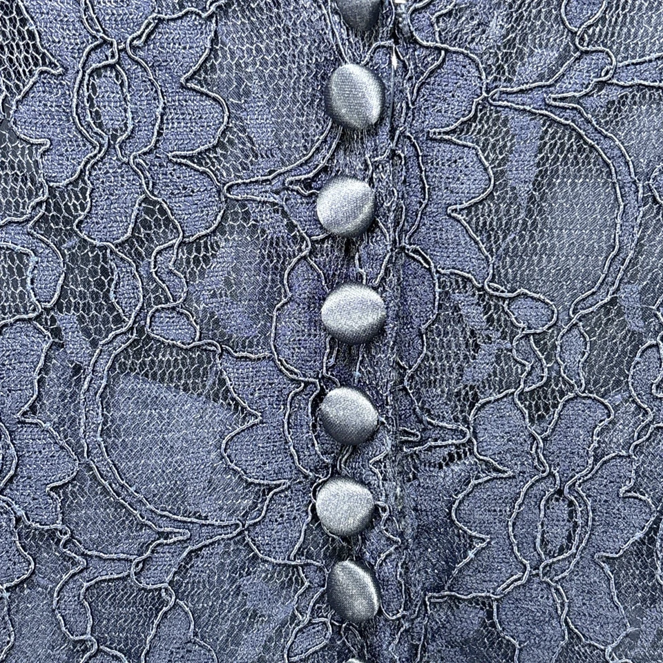 Vestido de festa Mori Lee por Madeline Gardner azul marinho sobreposição de renda fit & flare 16 - Imagem 3 de 4