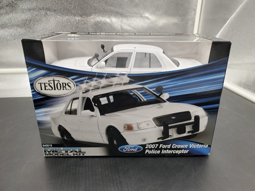 Testors 1:24 scale 2007 Ford Crown Victoria Police Interceptor Metal Model Kit