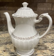 J&G MEAKIN ENGLAND CLASSIC WHITE TEAPOT GOLD LAUREL BAND N TRIM UNUSED 9 1/2&rdquo;T
