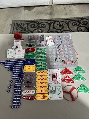 Electronic Snap Circuits 71 Pieces Plus 2 Manuals