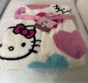 Hello Kitty & Bright Hearts 50" x 70" White Faux Rabbit Fur Throw Blanket NWTG