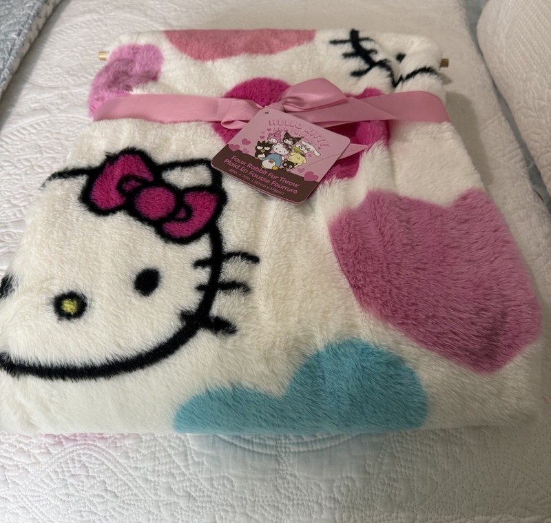 Hello Kitty & Bright Hearts 50" x 70" White Faux Rabbit Fur Throw Blanket NWTG