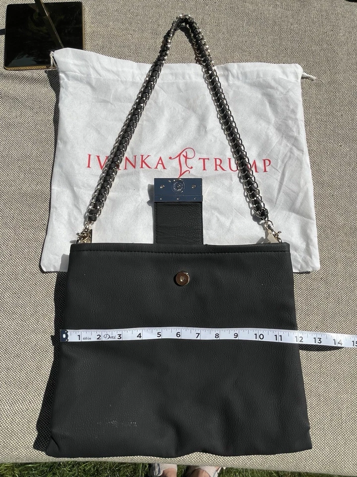 Bolso de hombro Ivanka Trump negro iPad con doble compartimento con cadena dorada Foto 4 de 4