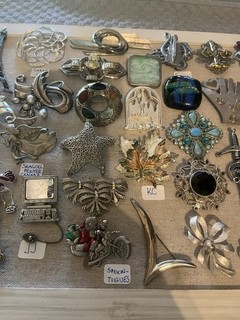 LOT OF 41 SILVER TONE 'ASSORTMENT' BROOCHES INCL. SIGNED VINTAGE NOW