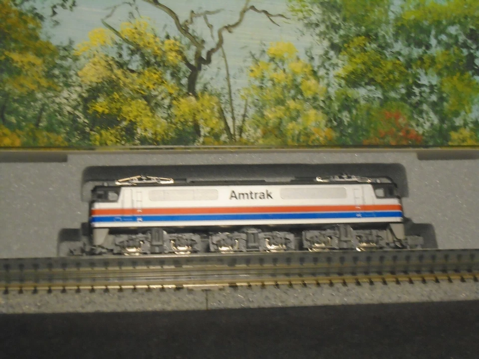 KATO N SCALE #13002 AMTRAK ELECTRIC LOCOMOTIVE - Image 3 of 4