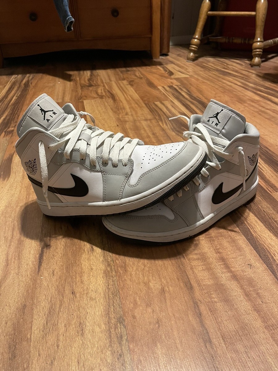 【希少/送料・関税込み】Air Jordan 1 Mid 'Smoke Grey' Air Jordan 1 Mid Light Smoke Grey 554724-078 | SneakerNews.com