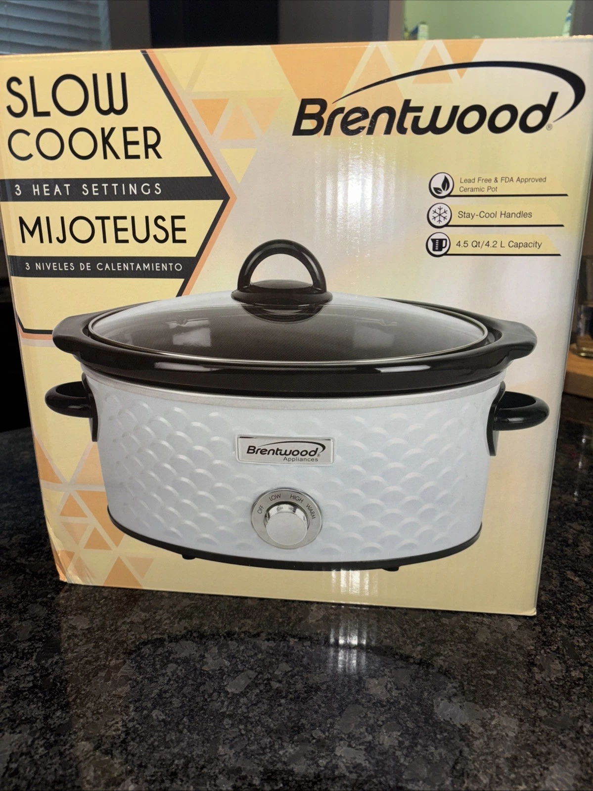 BRENTWOOD SC-140W 4.5-Quart Scallop Pattern Slow Cooker (White) UNOPENED