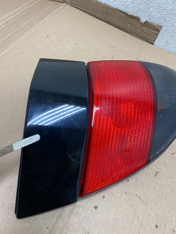 Luz trasera lateral del pasajero derecho Saab 9-5 1999 2000 2001 OEM U7134 DG Foto 4 de 4