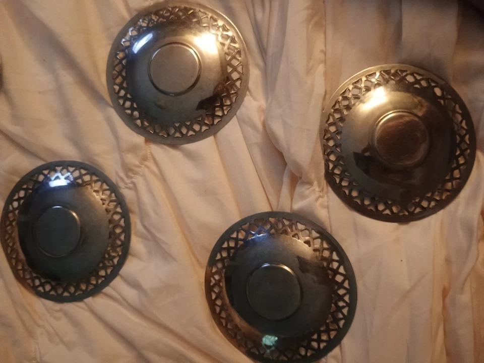 Juego de 4 posavasos redondos vintage hechos a mano marcados de cobre/metal Foto 4 de 4