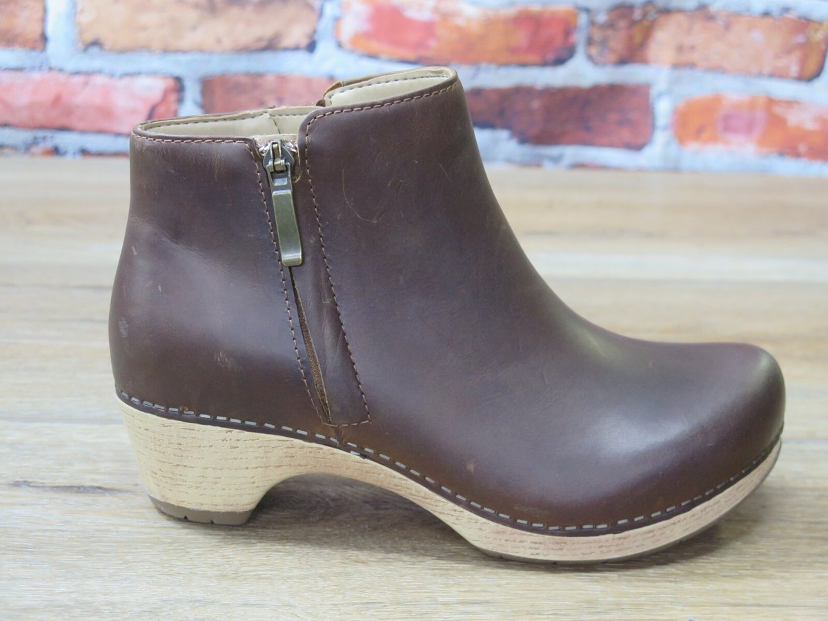 Women's Dansko Lizanne Tan Oiled Leather Pull Up Bootie Clog *2217