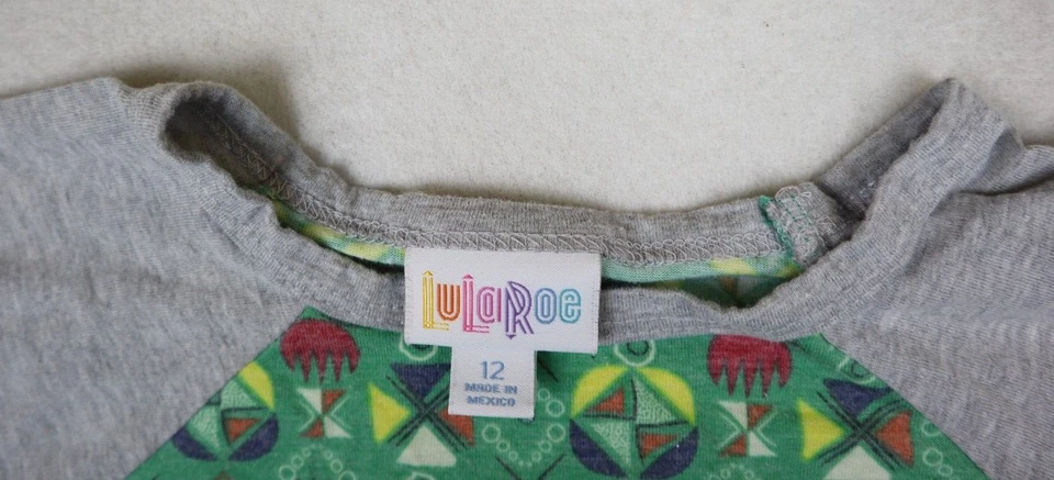 Lularoe 女孩 Sloan T 恤 3/4 Raglan T 恤绿色印花 12 码 — 第 3/4 张图片