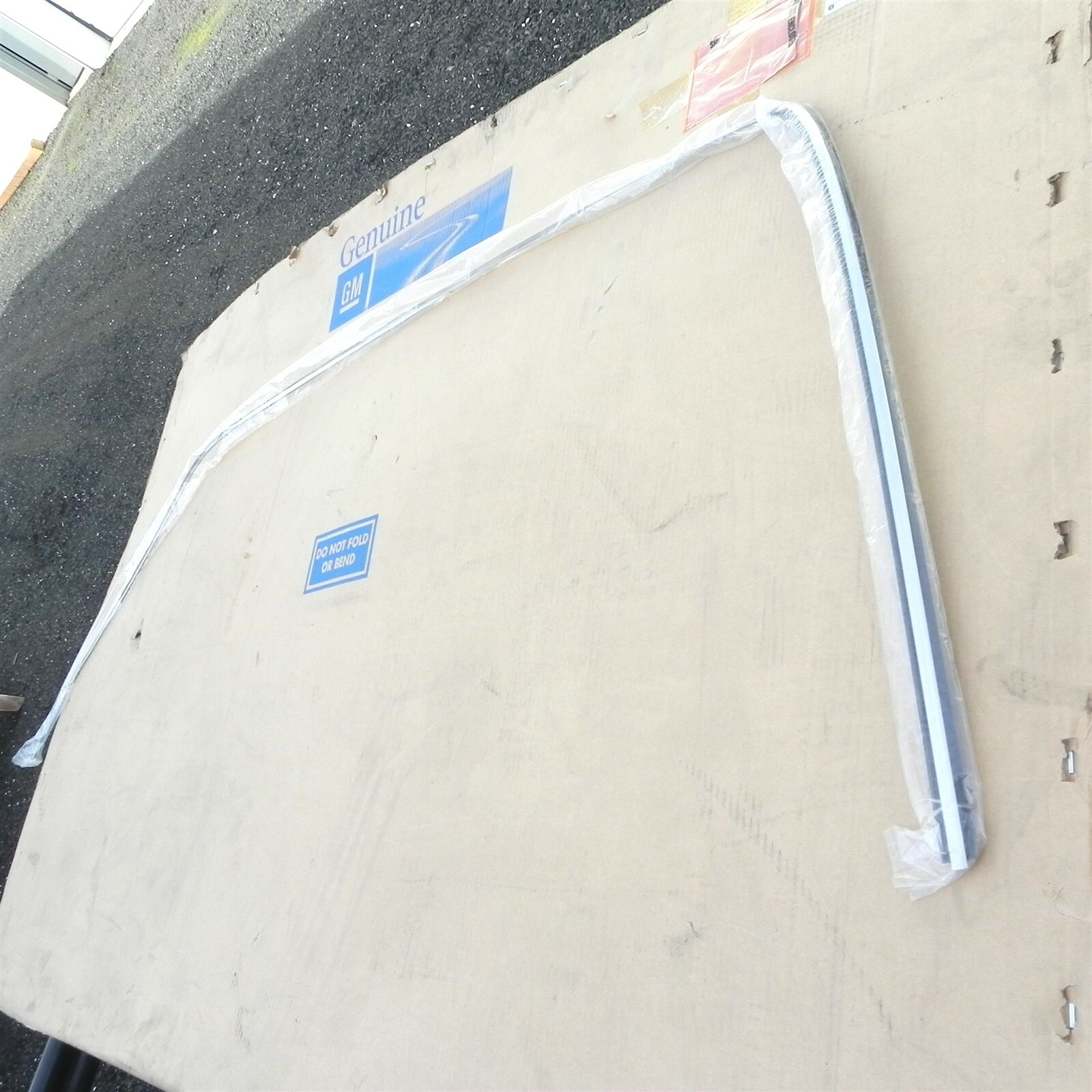 1986-1991 BUICK OLDSMOBILE LEFT HAND DRIVER SIDE UPPER WINDOW MOULDING 20641979