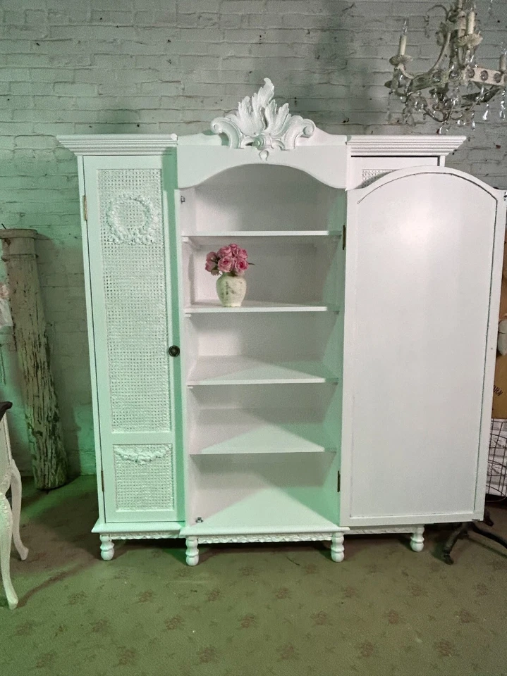 Armario/armario romántico francés en mal estado elegante pintado de cabaña  Foto 2 de 4