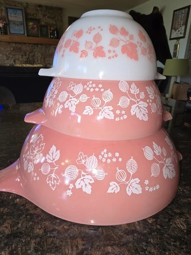 Set of 3 Pyrex Pink & White Cinderella Gooseberry Mixing Bowls 441- 444