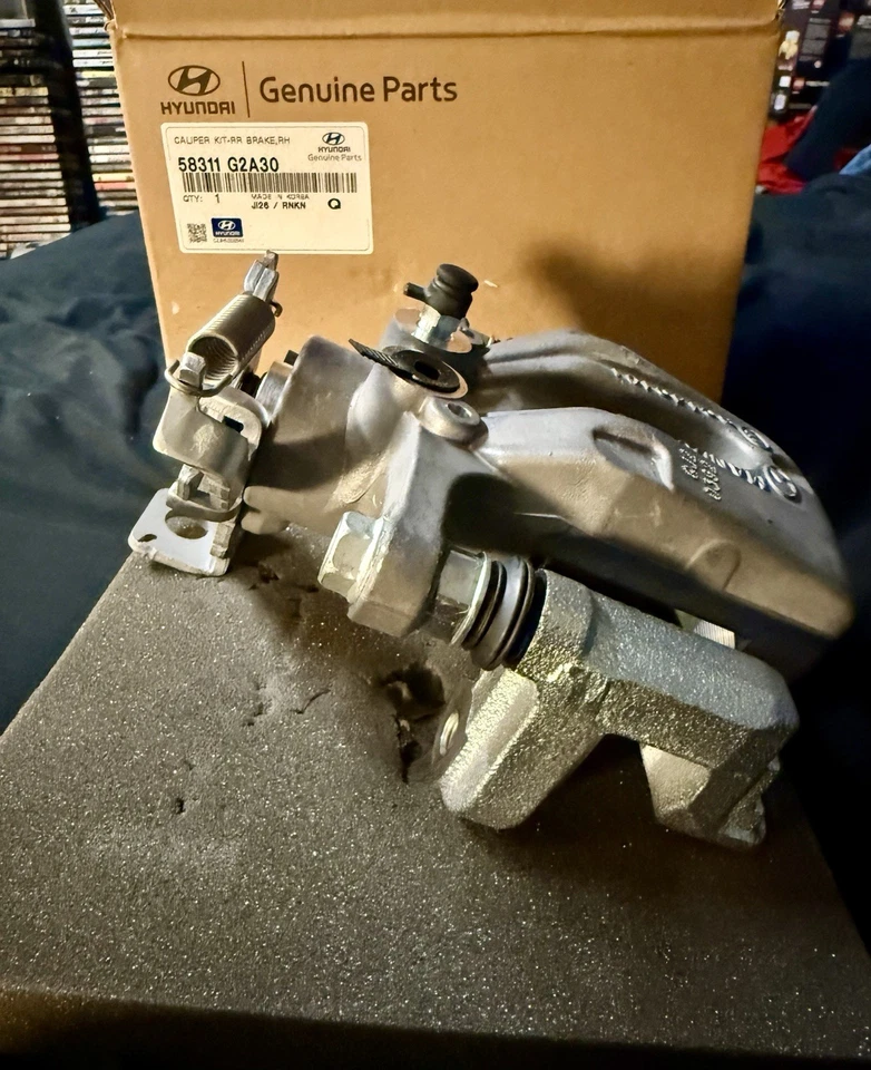 Pinza de freno trasera derecha Hyundai/Kia 15-20 Elantra 16-22 Ioniq nueva en caja OEM Foto 4 de 4
