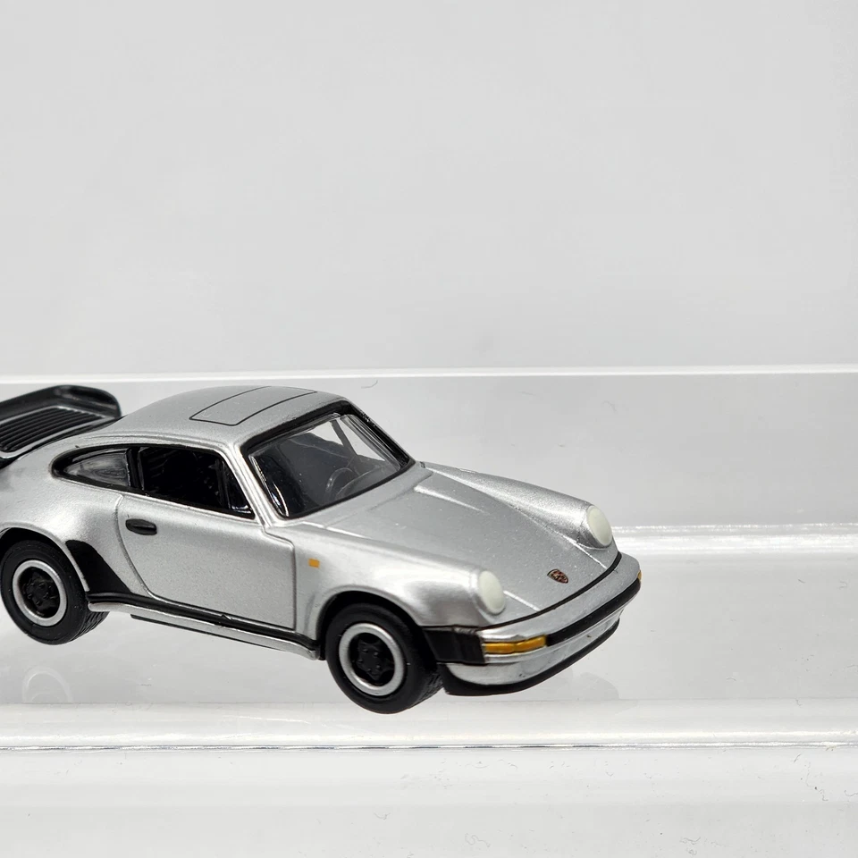 Porsche 911 Turbo 1982 Johnny Lightning 1:64 plata 2003 estado coleccionista  Foto 2 de 4