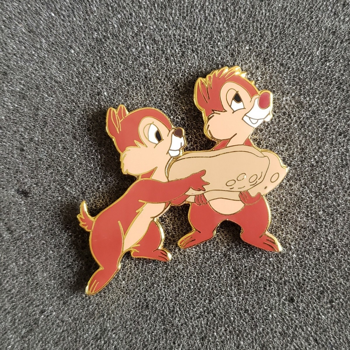 ディズニーストア　ピン　ボックス　JDS Japan Disney Store JDS - Chip & Dale Holding a Peanut Pin