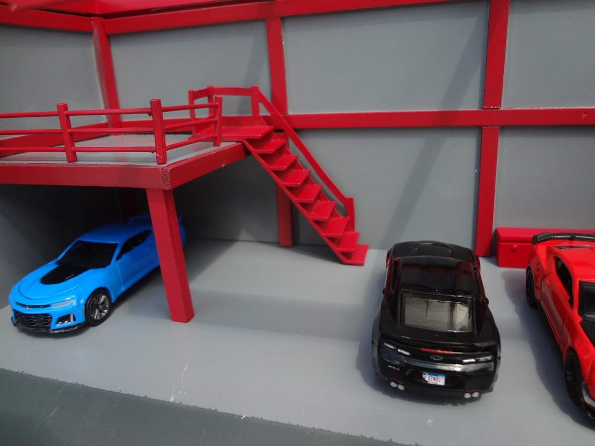 1:64 scale Mechanic Garage Diorama Gray & Red cars are not