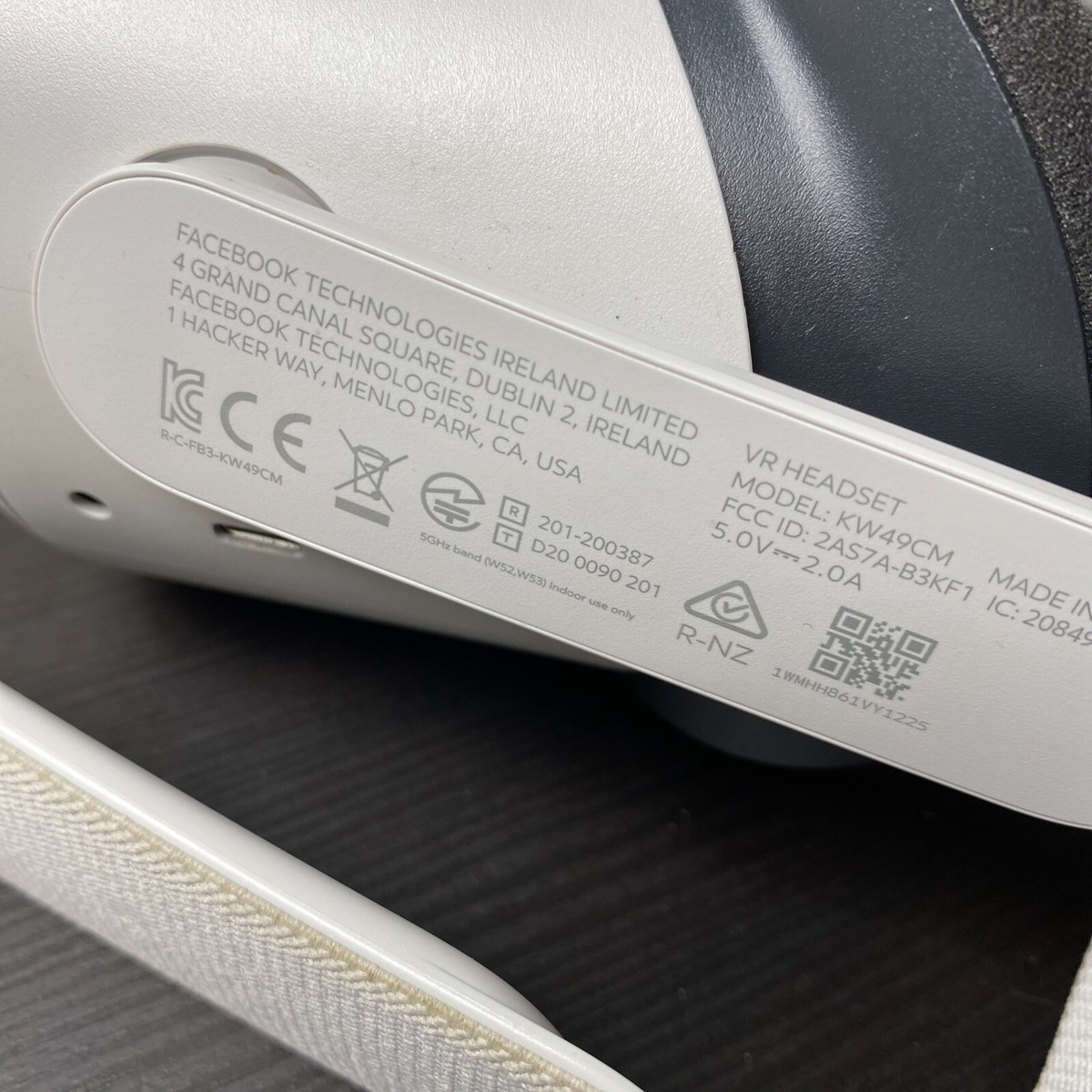 Meta Oculus Quest 2 VR - Headset Only - Not Charging PARTS