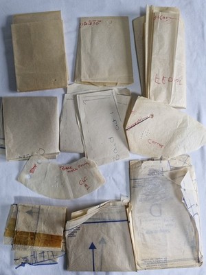 Auswahl an Vintage Kleid Schnittmusterteilen verschiedene Größen und verschiedene Teile