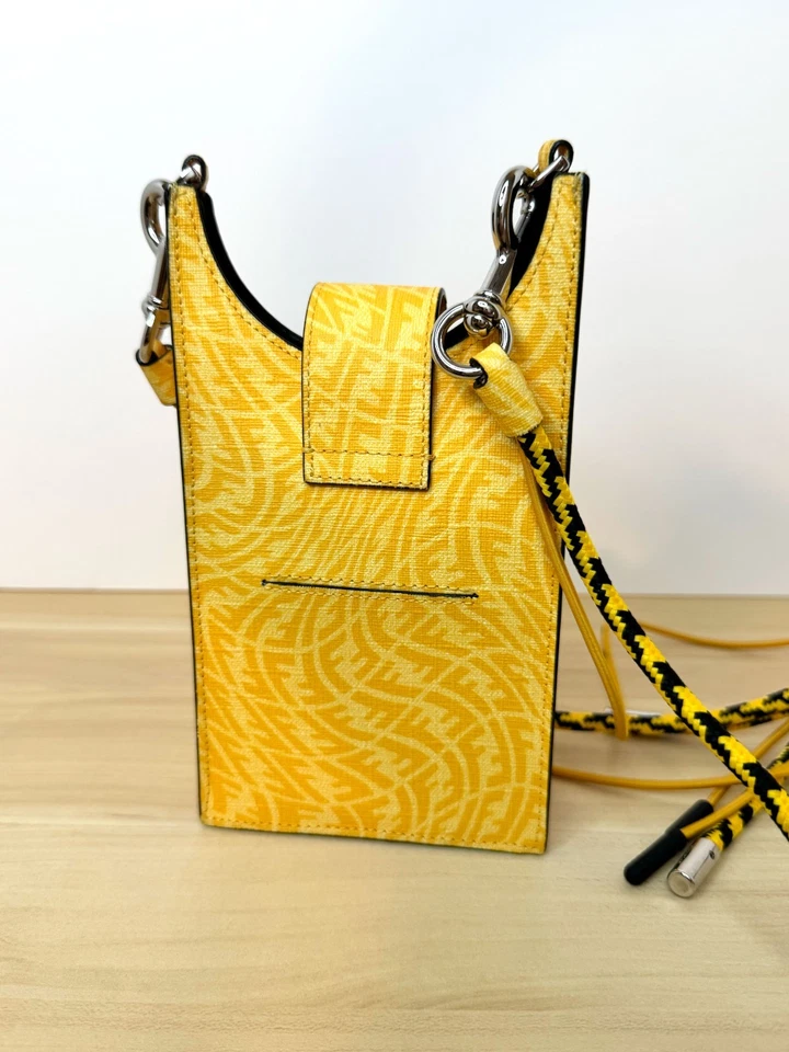 Soporte para teléfono Fendi Sarah Coleman de lona recubierta FF Vertigo Foto 2 de 4