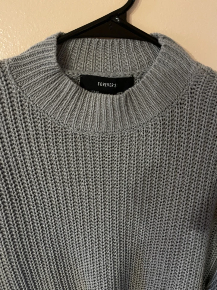 Suéter Recortado Forever 21 Gris Grueso Tejido Con Cuello Simulado y Mangas Largas Talla S Foto 2 de 4