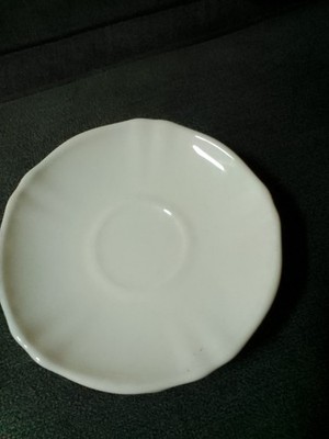 4 Arcopal France TRIANON IVORY Scalloped Swirls Milk Glass 5 3/8'' Saucer