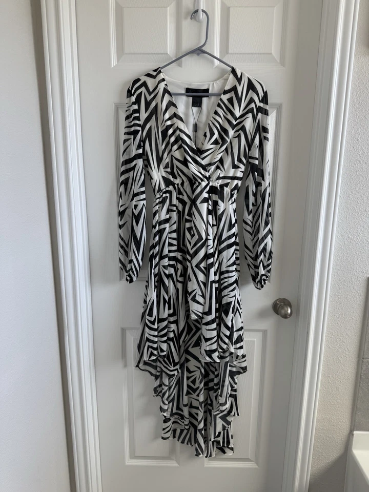 Nuevo con etiquetas Vestido Colección Kardashian Talla Pequeña Blanco y Negro Manga Larga Cuello en V Foto 2 de 4