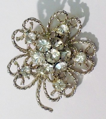 Broche Vintage Argentée à Fleur Avec Cristaux Imitation Diamant - Modèle 2532