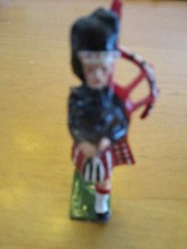 Vintage Britains Highlander Bagpiper w Bagpipes
