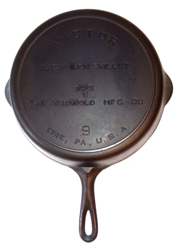 GRISWOLD VICTOR #9 SKILLET 723B CLEANED AND SEASONED