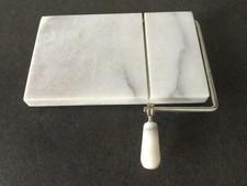 Käse Schneidebrett aus weißem Marmor mit Draht neuwertig