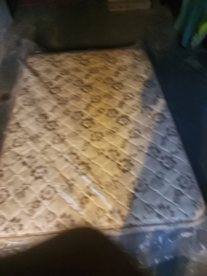 Colchón dorado nuevo Foto 2 de 4