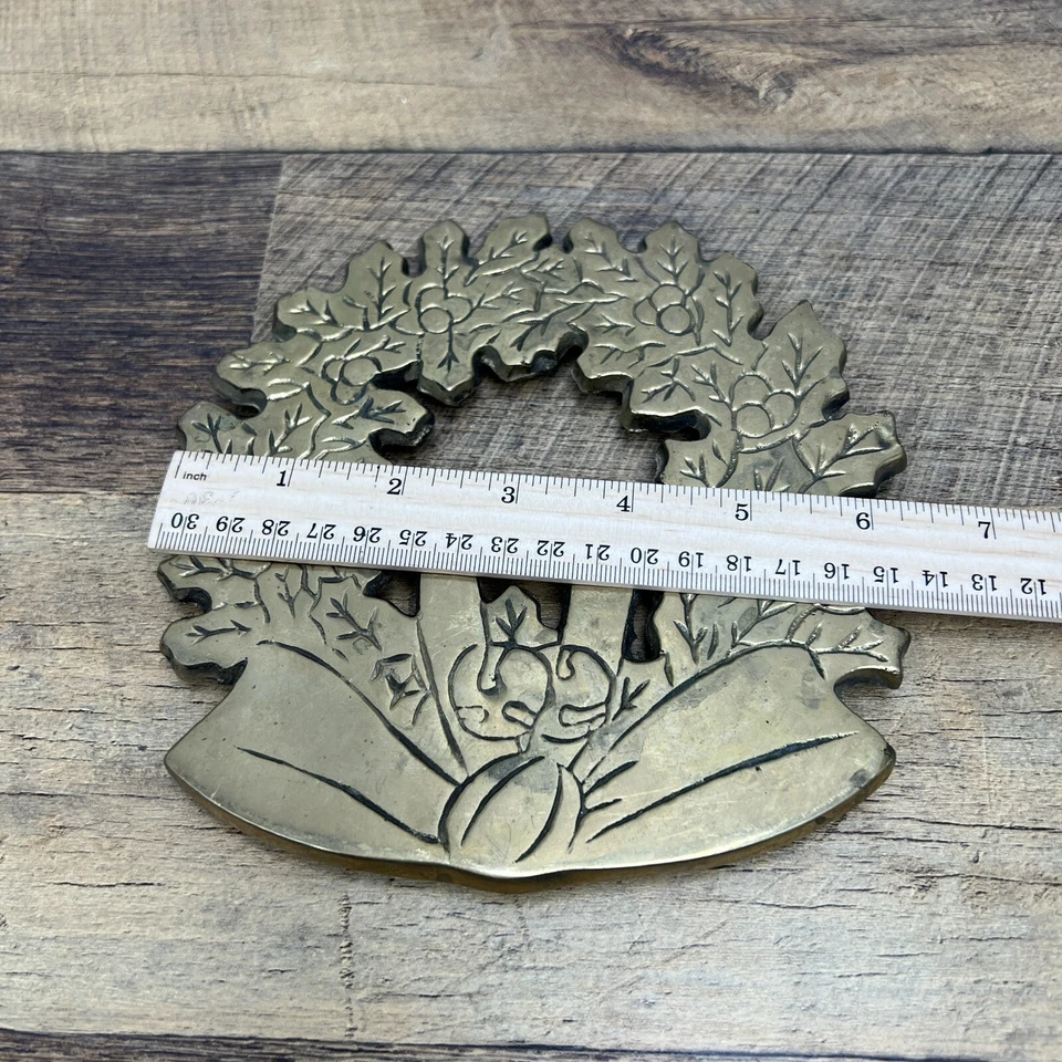 Plato caliente de remache de guirnalda navideña de latón vintage Foto 2 de 4