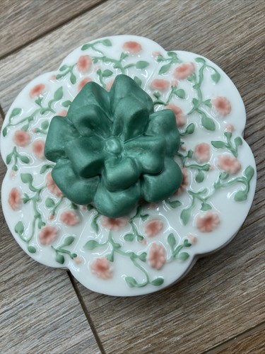 LENOX by PARVANNEAH HOLLOWAY KEEPSAKE COMFY COZY TRINKET BOX 4 1/2" DIAMETER - Picture 8 of 10