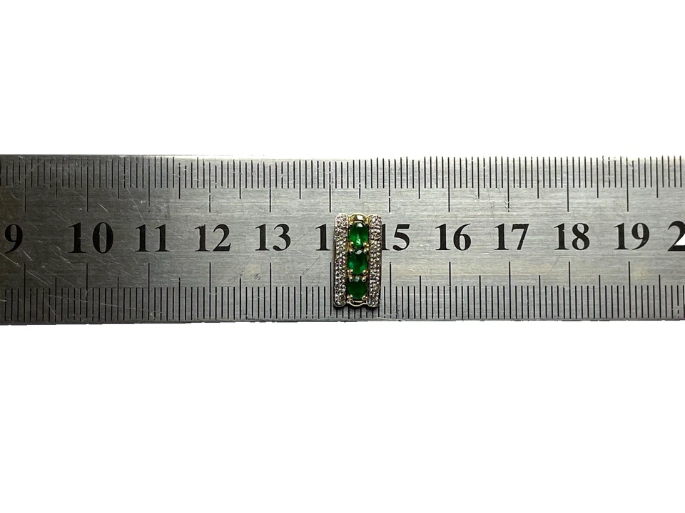 Colgante de oro de diamantes y esmeraldas de 0,75 quilates con trilogía de diamantes de oro de 9 quilates Foto 2 de 4