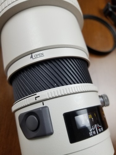 Minolta AF APO TELE 200mm 1:2.8 - Picture 2 of 6