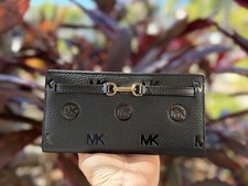 Cartera Michael Kors Jet Set Carson Grande Solapa Plegable a Presión MK Negra en Relieve