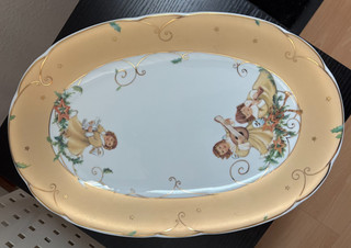 Große Servierplatte von Goebel mit Engeln und Weihnachtsmotiven