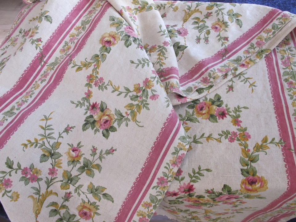 TISSU ANCIEN IMPRIME  MAIN " ESTRAMADURE"  A DECOR DE ROSES POUR CREATION - Photo 3/4