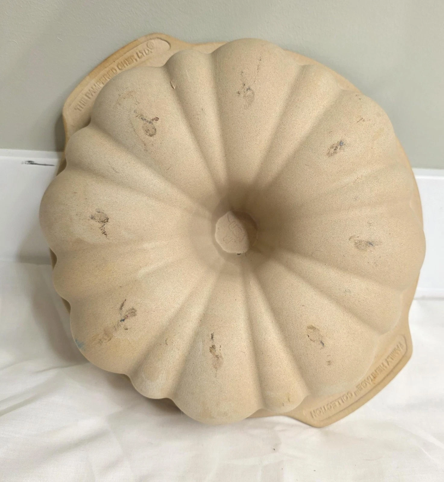Pampered Chef Family Heritage Bundt Cake Pan Stoneware 10" Beige Ring USA