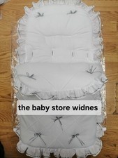 Schöner Baby Kinderwagen Kuscheltier in weiß mit silbernen Schleifen 