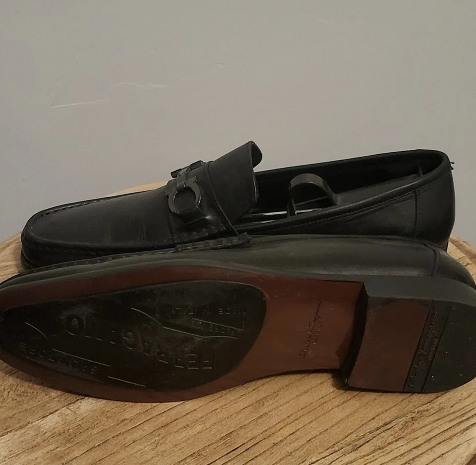 COMO NUEVO Salvatore Ferragamo 9 EE Zapatos de Cuero Negro Hebilla USADOS UNA VEZ Foto 3 de 4