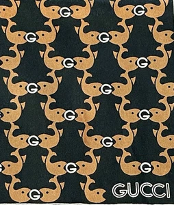 Foulard Gucci vintage en soie imprimé poisson fabriqué en Italie 34x32 carré noir T21