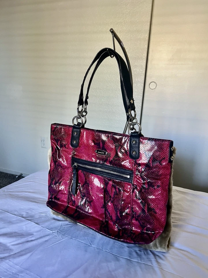 Bolso de Hombro Grande Nine & Co Rosa Negro Estampado de Serpiente 16x12 Foto 3 de 4