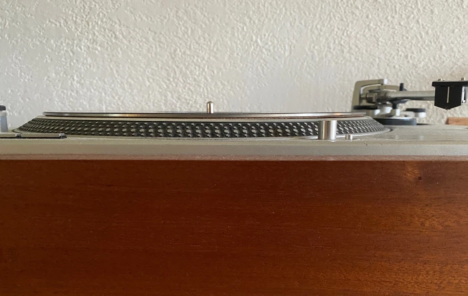 LRC Audiophile Turntable Mat - Stainless Steel & Carbon Fiber - Image 2 of 4