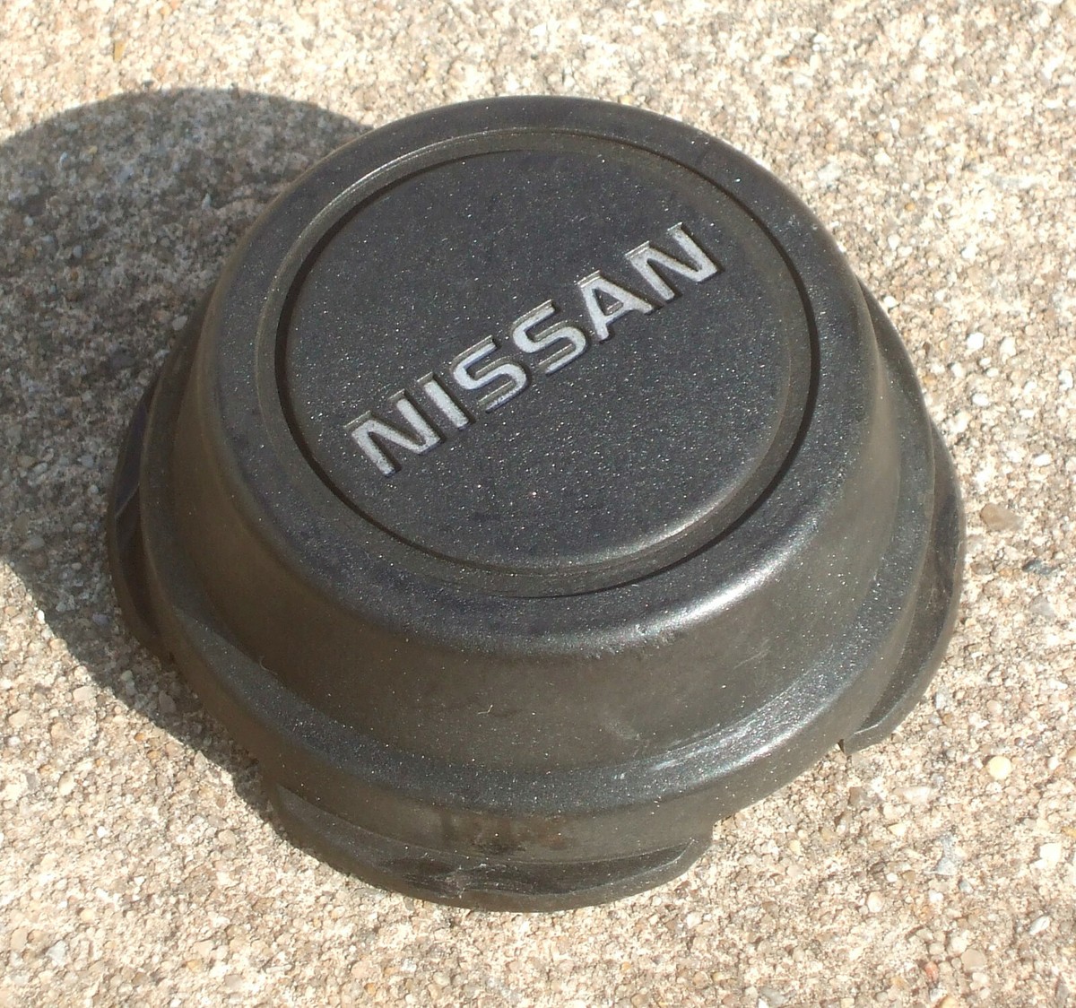 One Genuine Nissan Sentra Center Cap Hubcap 13