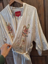 Vintage 100 Silk Womens's Floral Asian Hand Embroidered Kimono Robe. Large.