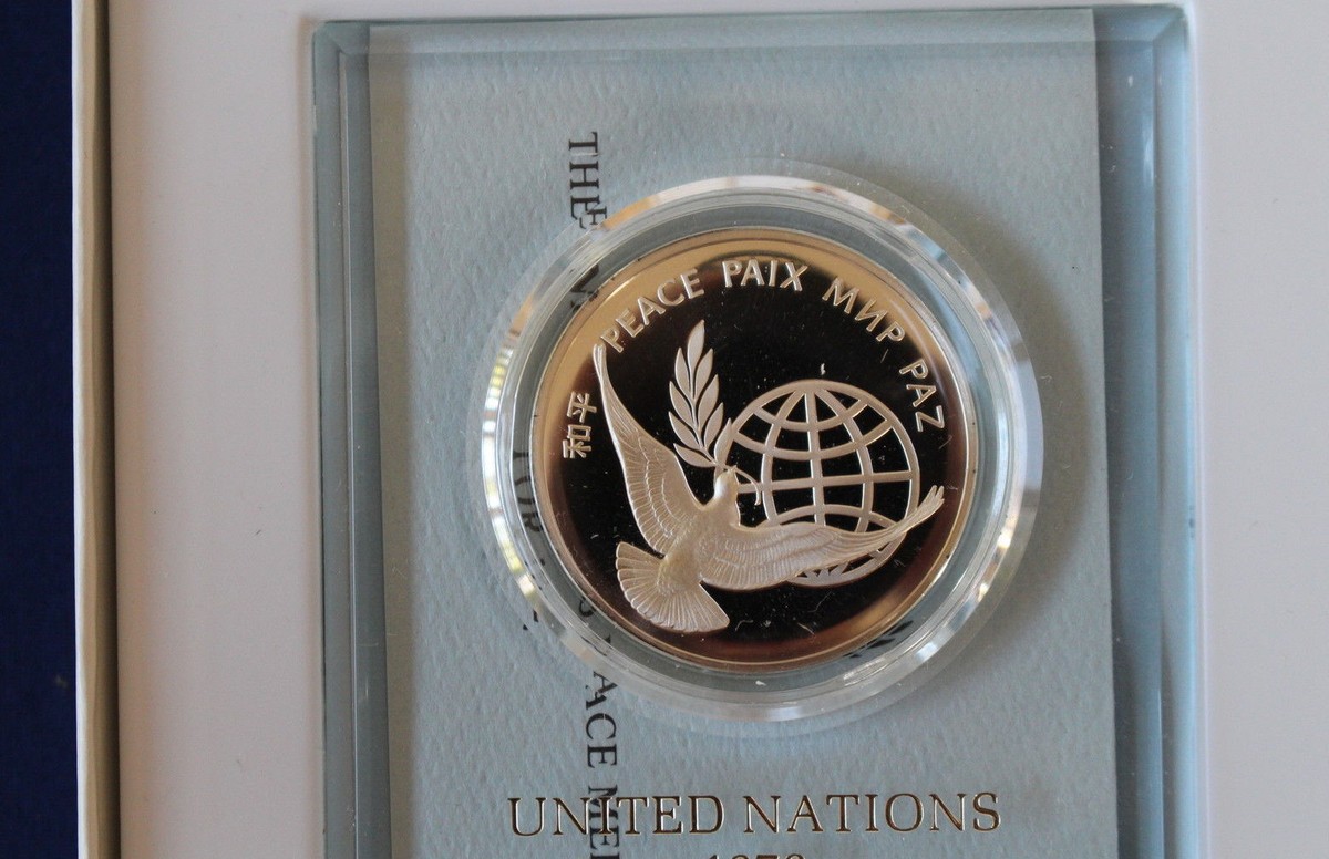 1972 United Nations Peace Medal with Stand Franklin Mint Sterling
